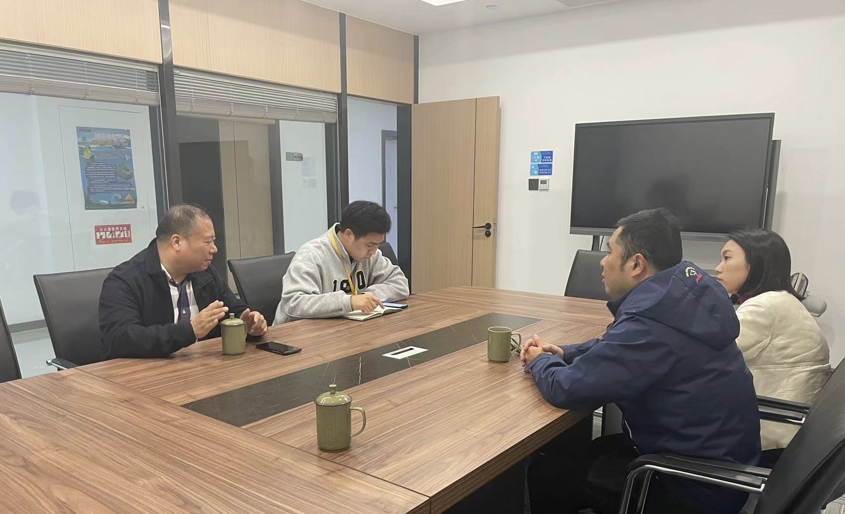 雙嶼街道黨工委委員、紀工委書記葉鋒一行赴面粉公司考察調研